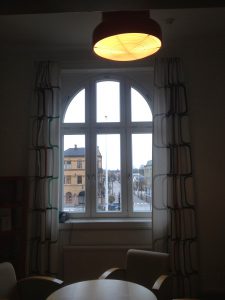 10välvda trä aluminiumfönster Välvda aluminiumprofiler på Sjöbo Kommunhus DOFAB