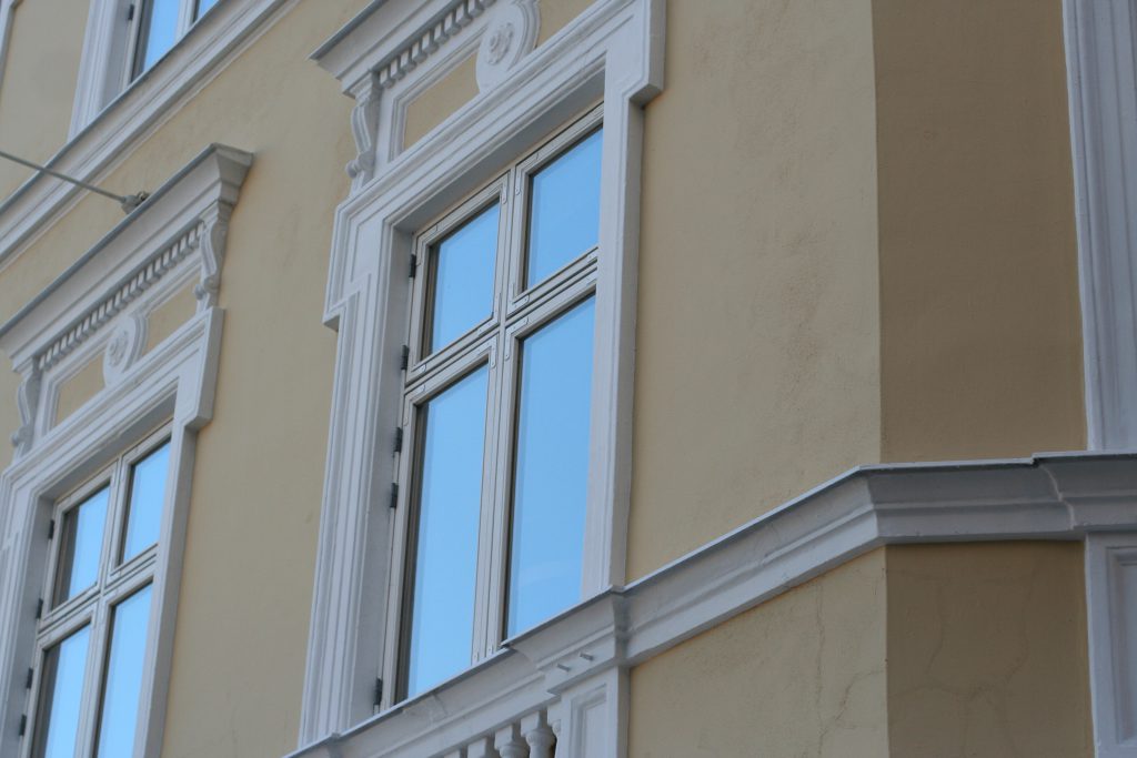 DOFAB Kultur utåtgående fönster med flaggpost