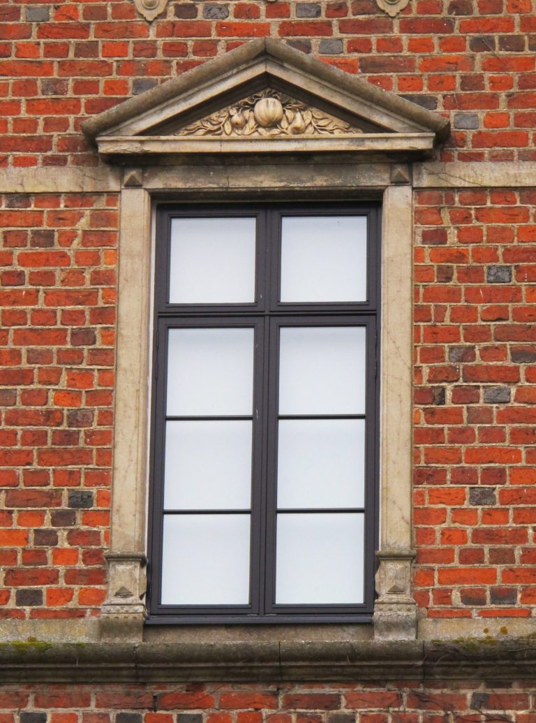 DOFAB KULTUR fönster med spröjs och flaggpost