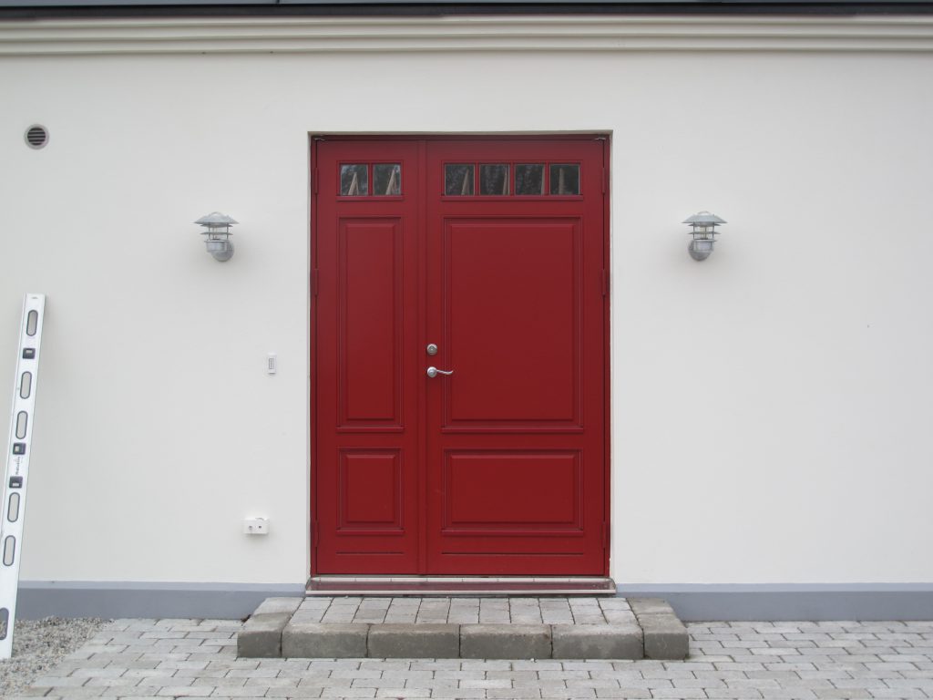 Dofab, Röd dörr med fönster