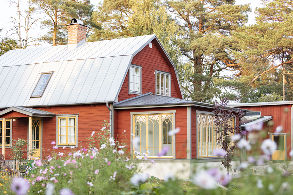 57a4121 mc Utbyggnad med vikdörrar och fönster i ockra DOFAB