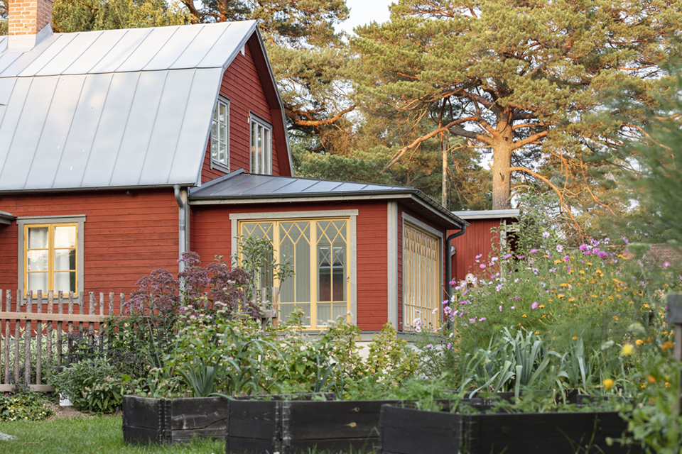 57a4154 mc Utbyggnad med vikdörrar och fönster i ockra DOFAB