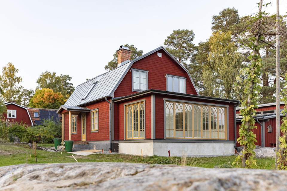 57a4197 mc Utbyggnad med vikdörrar och fönster i ockra DOFAB